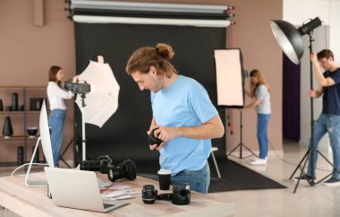 Modern stüdyoda çalışan profesyonel fotoğrafçı