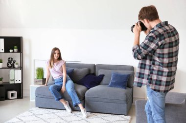 Stüdyo modeliyle çalışan profesyonel fotoğrafçı