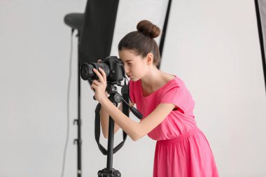 Genç kadın fotoğrafçı Studio