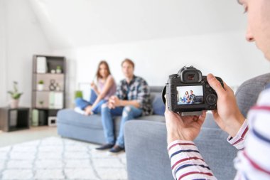 Stüdyo modellerinde çalışan profesyonel fotoğrafçı