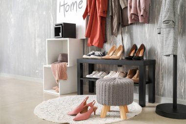 Modern salonun iç mimarisi.