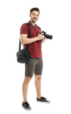 Beyaz arka planda genç erkek fotoğrafçı