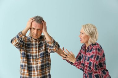 Renk arka planda orta yaşlı çift mücadele