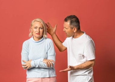 Renk arka planda orta yaşlı çift mücadele