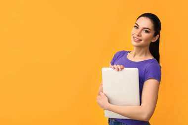 Renkli dizüstü bilgisayarı olan kadın programcı