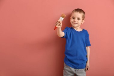 Renkli duvara yakın fırça ile küçük çocuk
