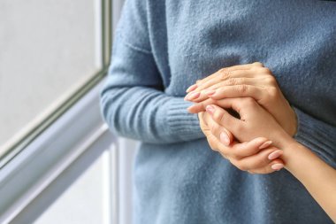 Güzel olgun kadın tutan el bu kızı yakın pencere at ev