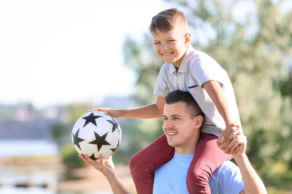 Bambino e suo padre con pallone da calcio all'aperto — Foto Stock