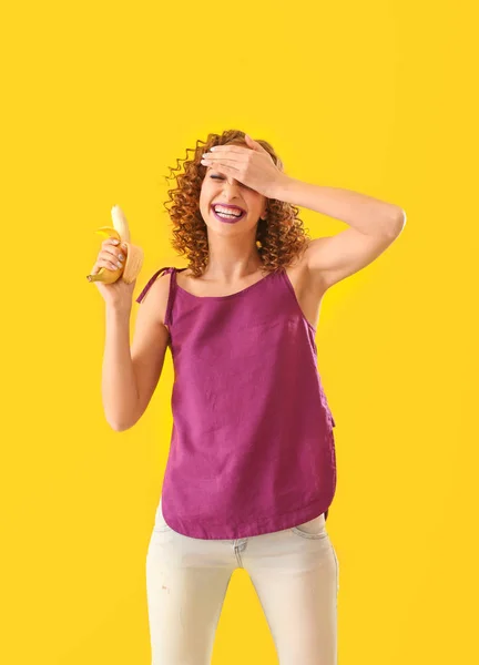 Jovem feliz com banana saborosa no fundo da cor — Fotografia de Stock