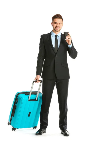 Bonito jovem empresário com bagagem no fundo branco — Fotografia de Stock