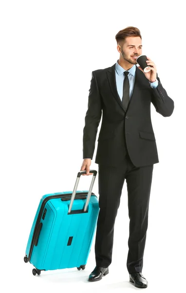 Bonito jovem empresário com bagagem no fundo branco — Fotografia de Stock