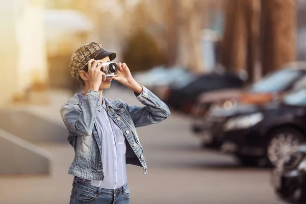 Młoda dziewczyna z aparatem fotograficznym na zewnątrz — Zdjęcie stockowe