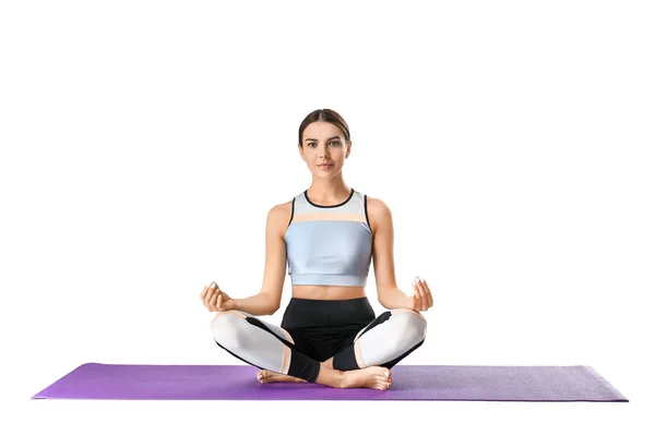 Mujer deportiva practicando yoga sobre fondo blanco — Foto de Stock