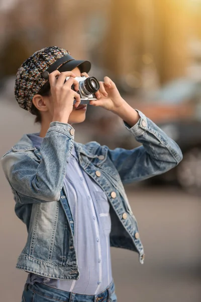 Ung flicka med foto kamera utomhus — Stockfoto