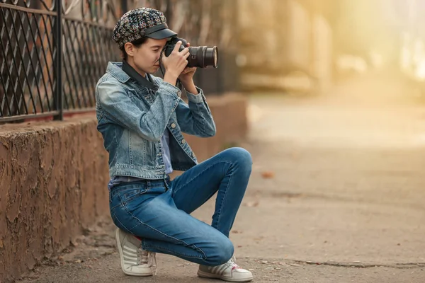 Jeune fille avec appareil photo moderne à l'extérieur — Photo