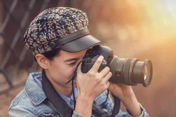 Девушка с современной фотокамерой на открытом воздухе — стоковое фото