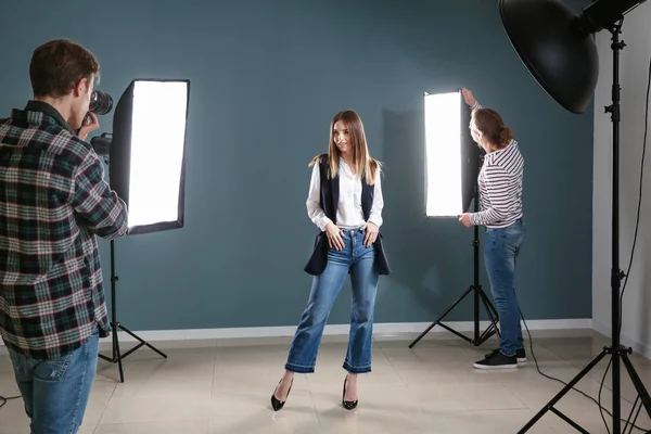 Stüdyo modeliyle çalışan profesyonel fotoğrafçı