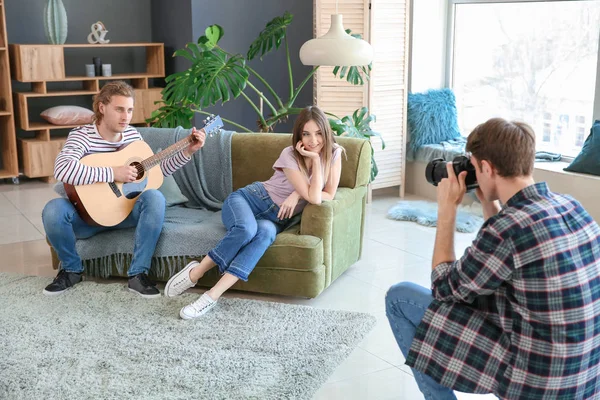 Photographe professionnel travaillant avec des mannequins en studio — Photo