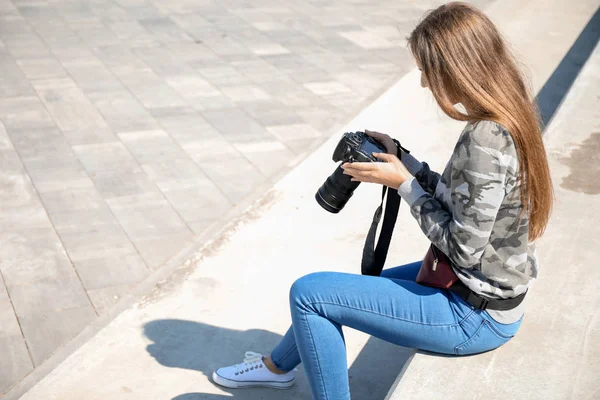 Piękna kobieta fotograf na zewnątrz — Zdjęcie stockowe