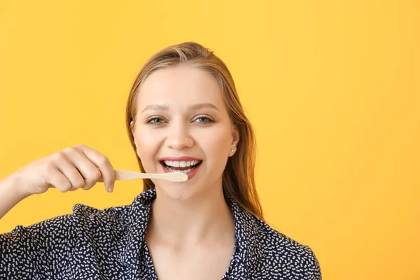 Šťastná žena s zubní kartáčkem na pozadí barev — Stock fotografie