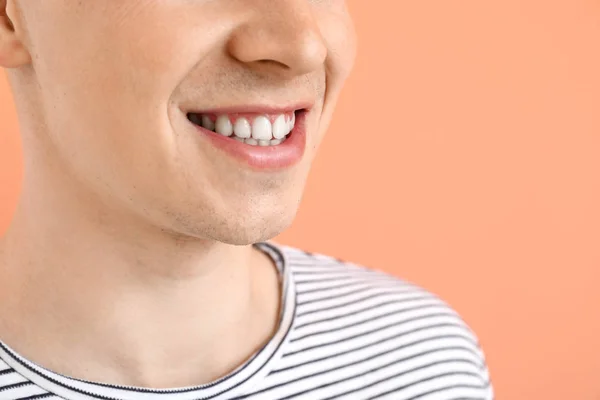 Hombre guapo con dientes sanos sobre fondo de color — Foto de Stock