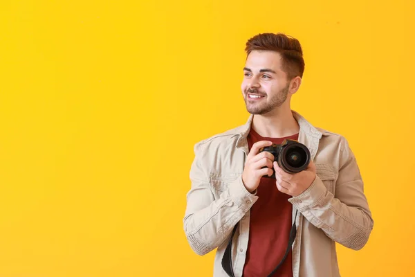 Renkli arka planda genç erkek fotoğrafçı — Stok fotoğraf
