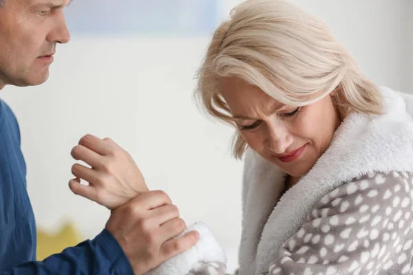 Quarrelling middle-aged couple at home — Stock Photo, Image