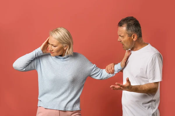 Quarrelling middle-aged couple on color background — Stock Photo, Image