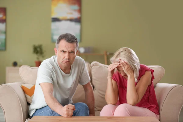 Quarrelling middle-aged couple at home — Stock Photo, Image