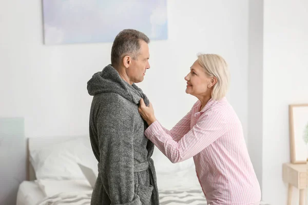 Quarrelling w średnim wieku para w domu — Zdjęcie stockowe