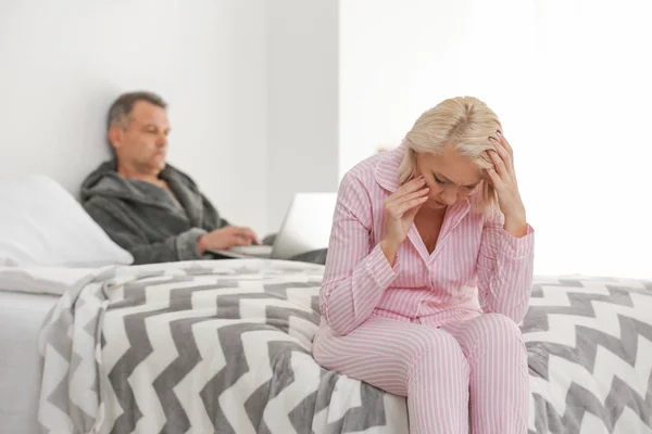 Offended wife angry with her husband at home — Stock Photo, Image