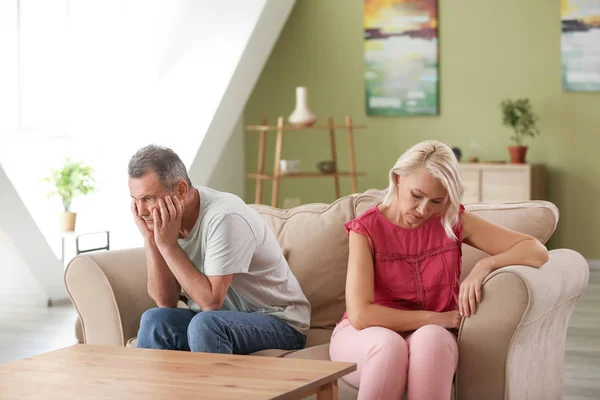 Triste pareja de mediana edad después de pelearse en casa — Foto de Stock