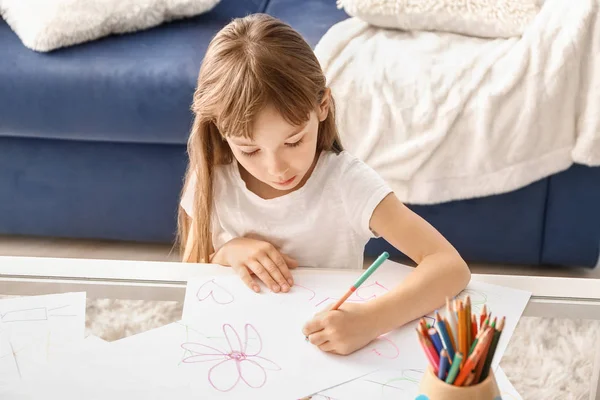 Γλυκό κοριτσάκι ζωγραφίζει στο σπίτι — Φωτογραφία Αρχείου
