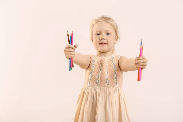 Menina com lápis no fundo de cor — Fotografia de Stock