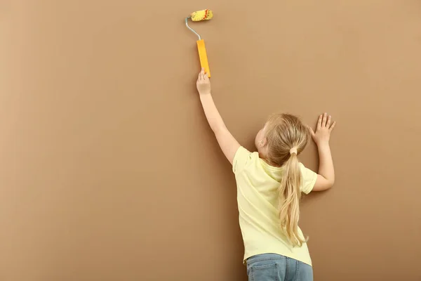 Liten flicka målning färg vägg — Stockfoto