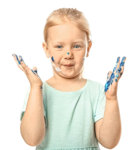 Lustiges kleines Mädchen mit Händen und Gesicht in Farbe auf weißem Hintergrund — Stockfoto