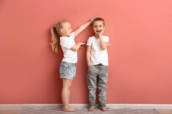 Bambini piccoli che misurano l'altezza vicino alla parete — Foto Stock