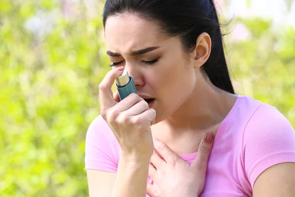 Wanita dengan inhaler mengalami serangan asma pada hari musim semi — Stok Foto