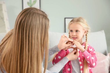 Anne öğretmek onu sağır dilsiz kız için kullanma işaret dil içinde evde