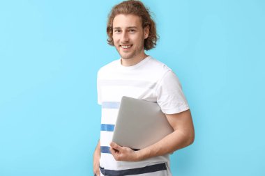 Renkli dizüstü bilgisayarı olan erkek programcı