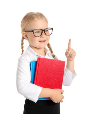 Beyaz arka planda yükseltilmiş indeks parmak ile sevimli küçük liseli portre