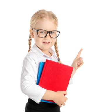 Beyaz arka planda yükseltilmiş indeks parmak ile sevimli küçük liseli portre