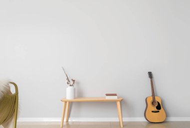 Odada hafif duvar yakın gitar ile masa