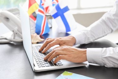 Ofiste çalışan erkek seyahat ajanı