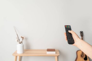 Evde uzaktan kumandalı kadın