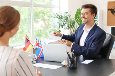 Ofiste kadın ile çalışan erkek seyahat ajanı