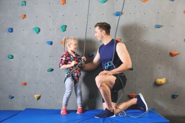 Spor salonu tırmanma eğitmen ile küçük kız