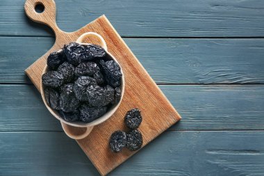 Ahşap masada lezzetli erik ile pot