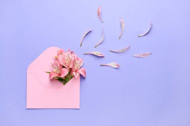 Renkli arkaplanda güzel çiçekler olan zarf