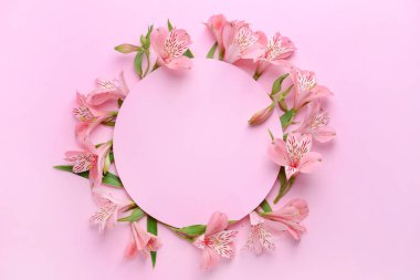 Renk arka planda güzel çiçekler ile boş tebrik kartı